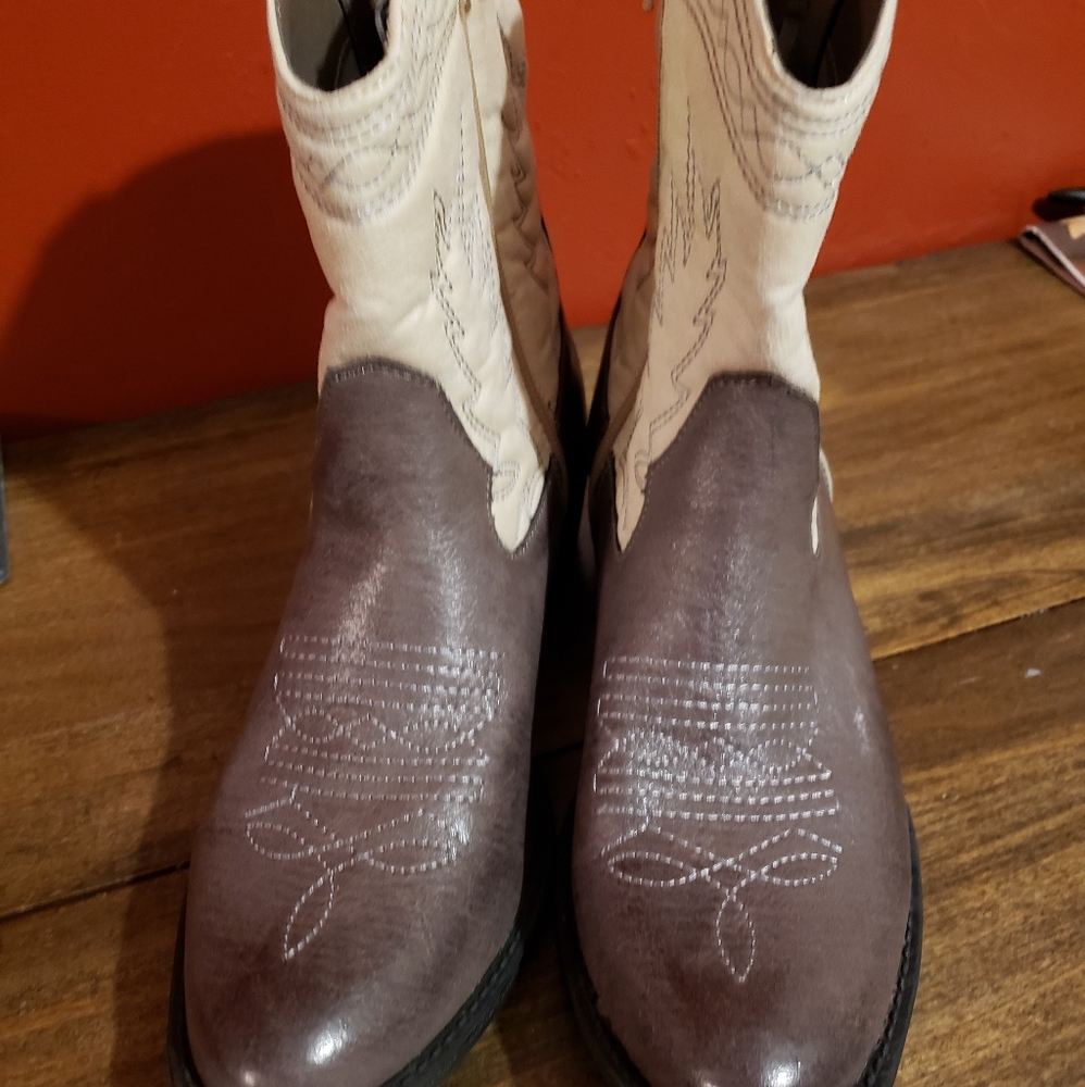 Brand New Womens Coconut Short Western Boots 9